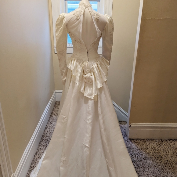 Vintage 80s wedding dress. High neck, long sleeve, size 0. - Picture 3 of 9